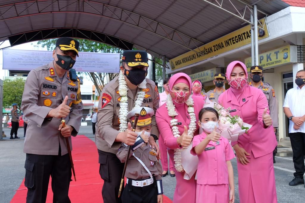 Kunjungan Kerja Ke Dumai, Kapolda Irjen Iqbal Hadiahkan Sepeda Motor Kepada Peserta Vaksin Lansia.
